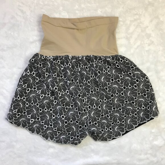 A Pea in the Pod Maternity Shorts Women's Medium Black Floral Eyelet Over Belly - Picture 8 of 8